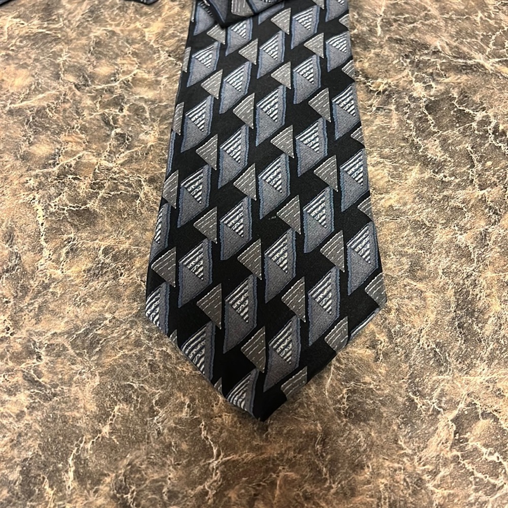 Mens Van Heusen gray and black tie